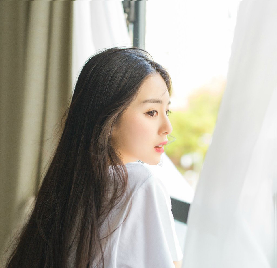 “二哥。”就在此时，门外进来一名风尘仆仆的汉子，一身百姓打扮，若非双目间目光有些慑人，乍一看去，与普通百姓无异，见到诸葛亮，躬身一拜。